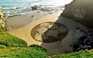 Foglia decorata su spiaggia